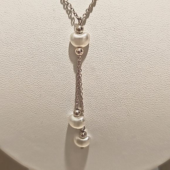 Vintage signed Avon gold and mother of pearl dainty necklace - Picture 2 of 4